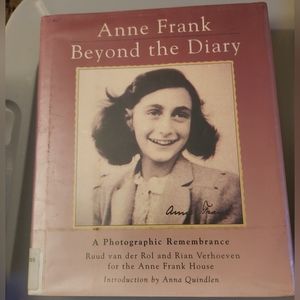 Book Anne Frank Beyond the Diary / bundle requirement